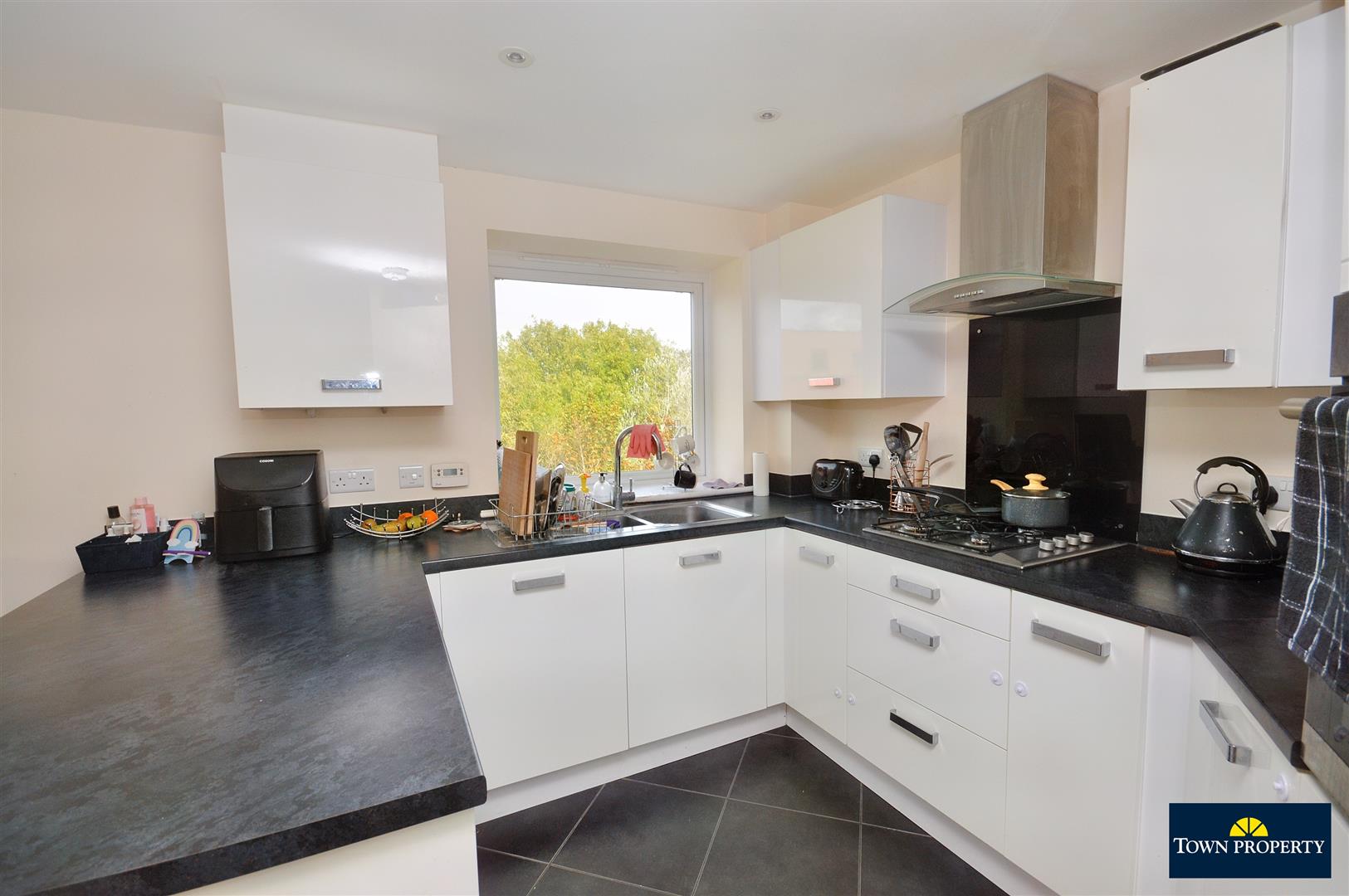 Property Details for Weavers Close Eastbourne BN21 2BA Town Property